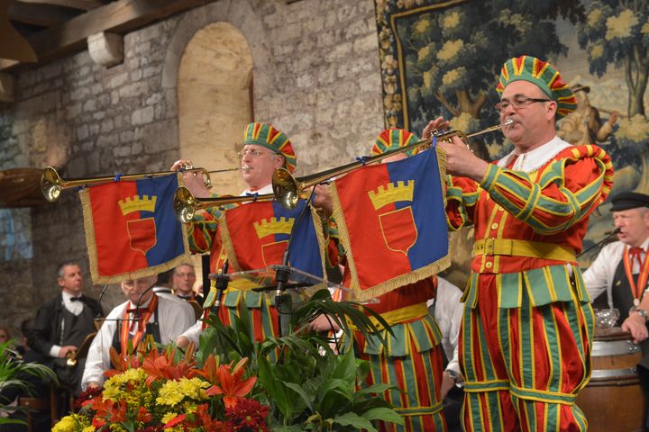 Trompettes pour annoncer les intronisations.